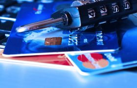 Lucchetto a combinazione posato su carte di pagamento