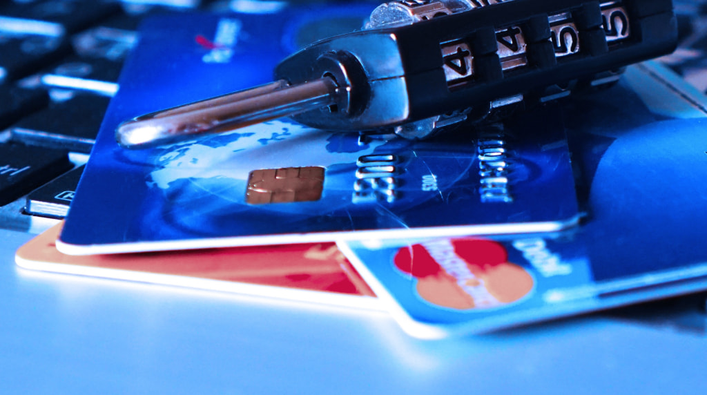 Lucchetto a combinazione posato su carte di pagamento