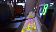 Slot machine illuminate in una sala da gioco