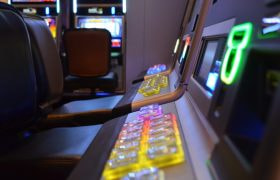 Slot machine illuminate in una sala da gioco