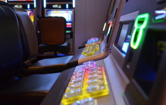 Slot machine illuminate in una sala da gioco