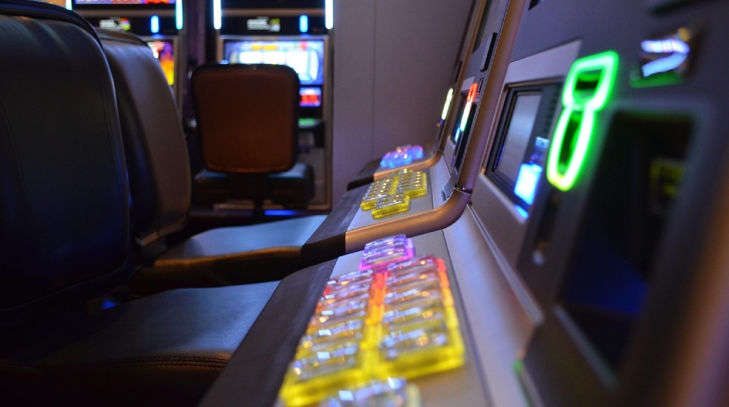 Slot machine illuminate in una sala da gioco