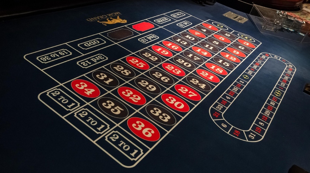 Roulette betting layout with racetrack bets on a casino table