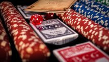 Fiches rosse e blu, carte da gioco e dadi su un tavolo da casinò