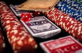 Fiches rosse e blu, carte da gioco e dadi su un tavolo da casinò
