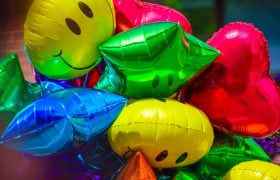 Tros met gekleurde ballonnen, close-up genomen op straat