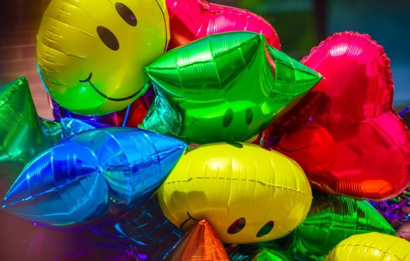 Tros met gekleurde ballonnen, close-up genomen op straat