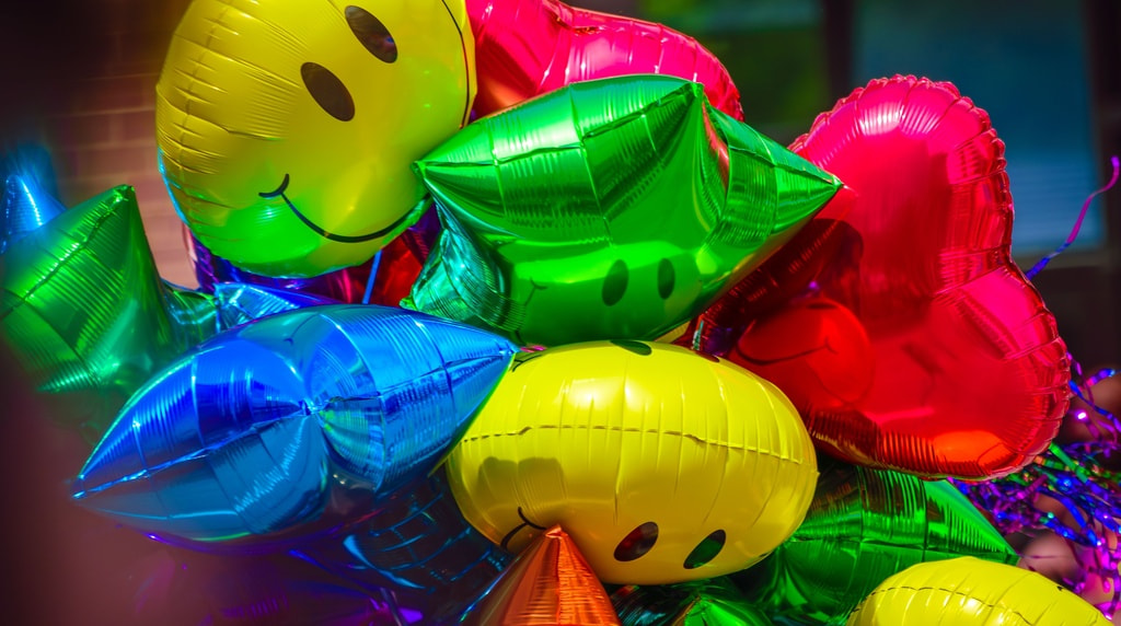 Tros met gekleurde ballonnen, close-up genomen op straat