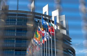 Europa-Parlamentet med flagene fra medlemslandene