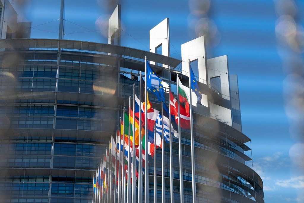 Europa-Parlamentet med flagene fra medlemslandene.