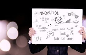 Tavle med skitser af innovation, strategier og vækstplaner i fokus.