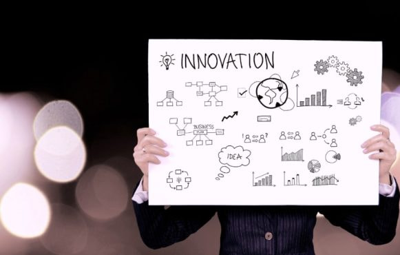 Man med skilt om innovation