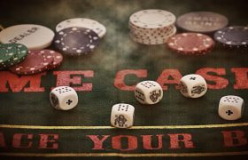 Casinobord med terninger og jetoner