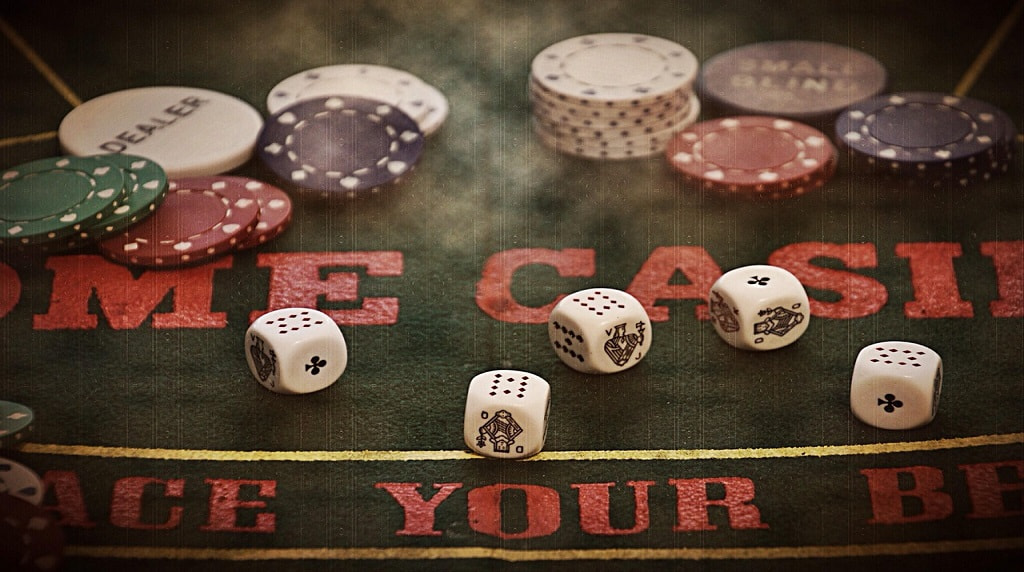 Casinobord med terninger og jetoner