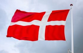 Hejst dansk flag