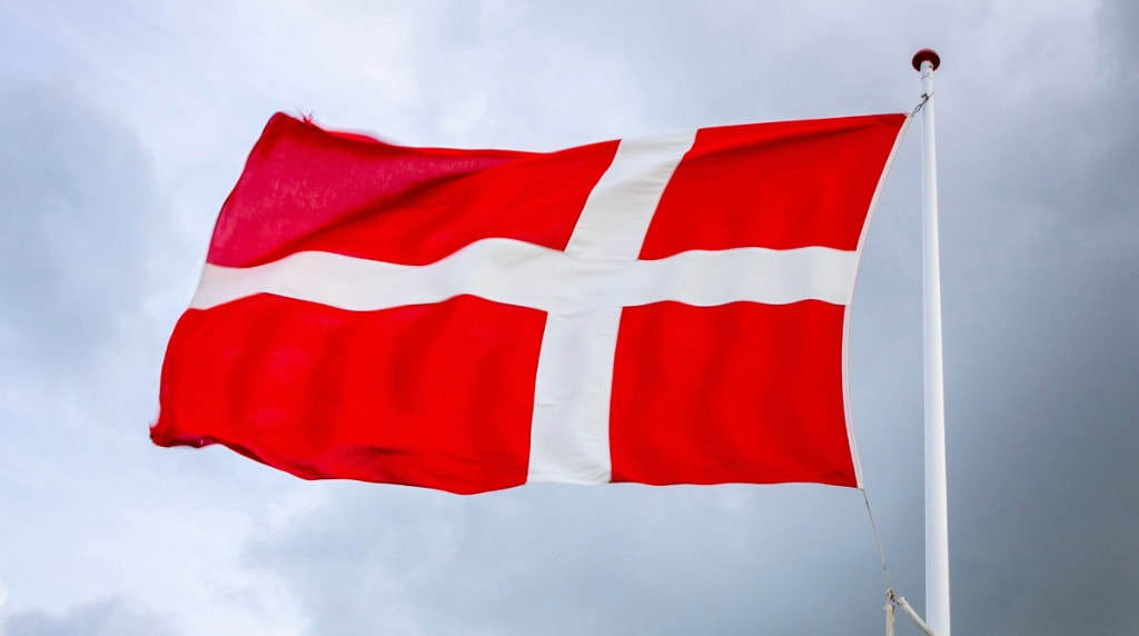 Hejst dansk flag
