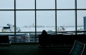Ensom person I lufthavn terminal