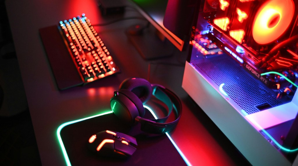 Gamer setup med mus og tastatur.