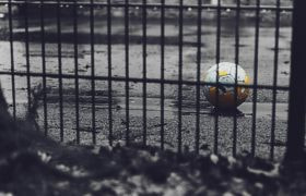 Fodbold bag tremmer