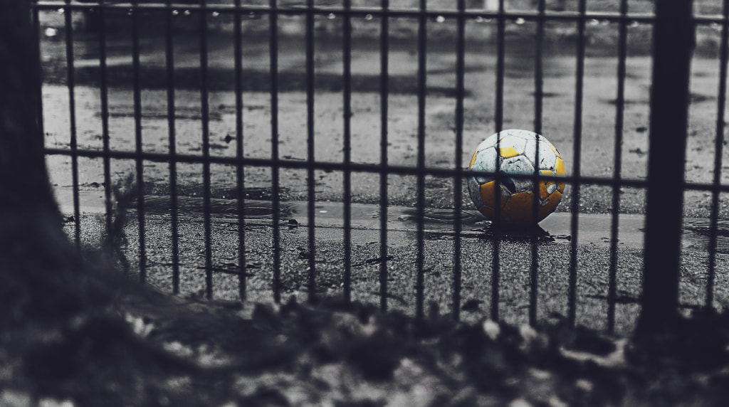 Fodbold bag tremmer