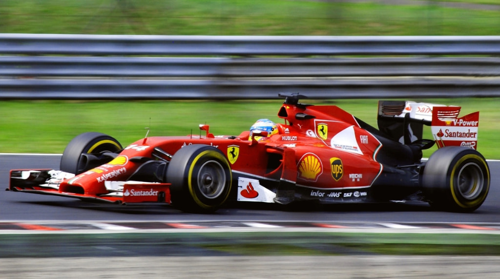Formel 1 bil på racerbanen