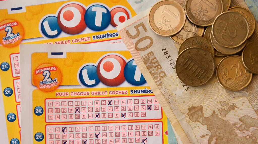 Vindende lotto kupon med kontanter.
