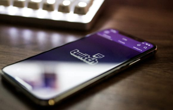 Bord med mobil og Twitch app