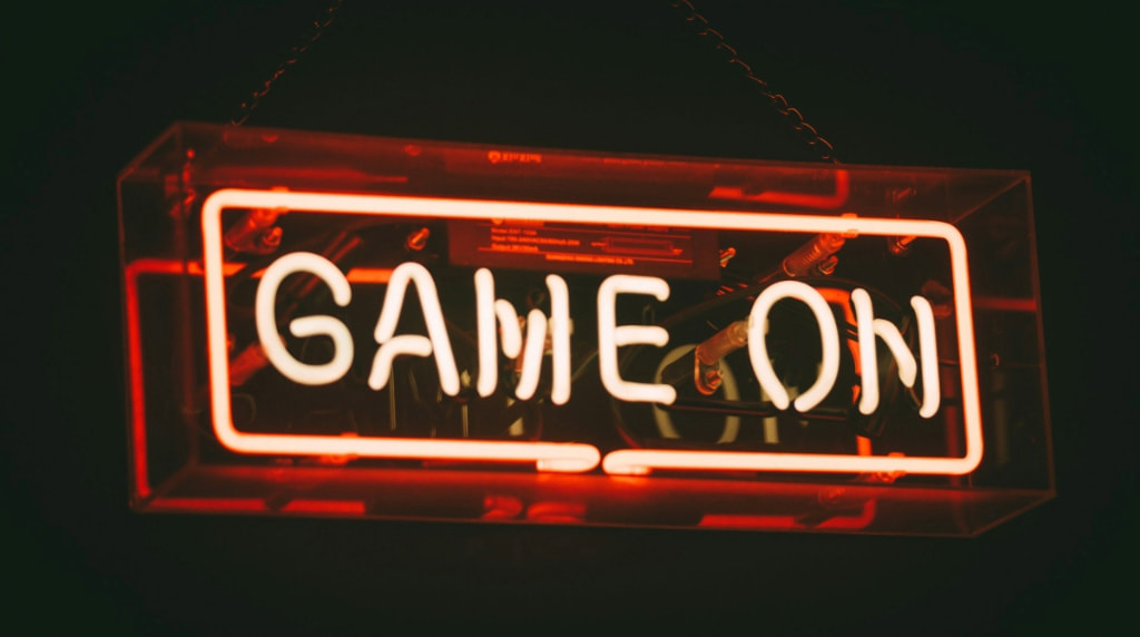 Rødt game on noen skilt