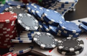 Casino jetoner bliver væltet.