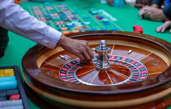 Rigtig dealer spinner kuglen i roulette.
