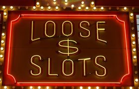 Rødt og gult neon casinoskilt