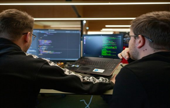 To personer koder på kontor