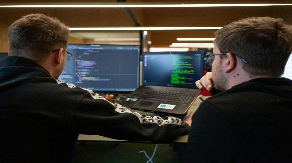 To personer koder på kontor