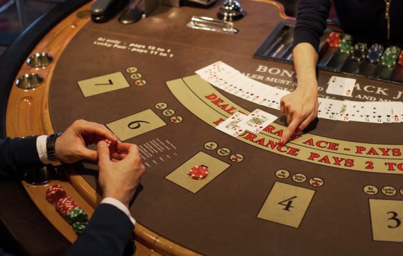 Mand ved casinobord med live dealer.