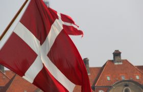 Danske flag flagrer forand byrgning