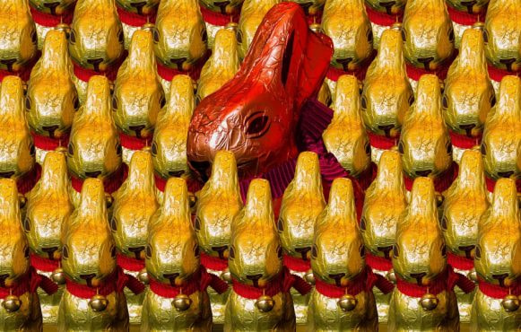 Rød chokoladekanin mellem mange gule