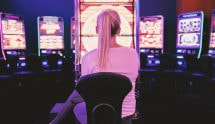 Kvinde sidder afslappet og spiller på slots.