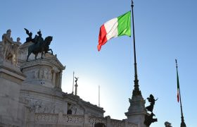 Vista panoramica bandiera italiana in fronte al monumento Vittoriano