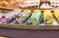 Fiches da gioco con roulette sullo sfondo