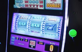 Slot machine elettronica con rulli luminosi e display di gioco