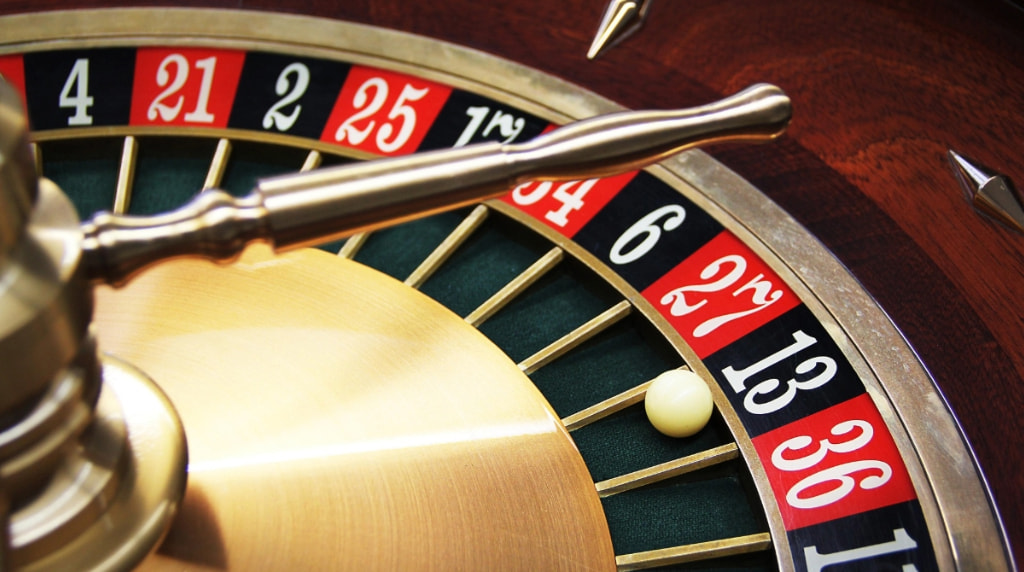 Ruota della roulette con pallina ferma