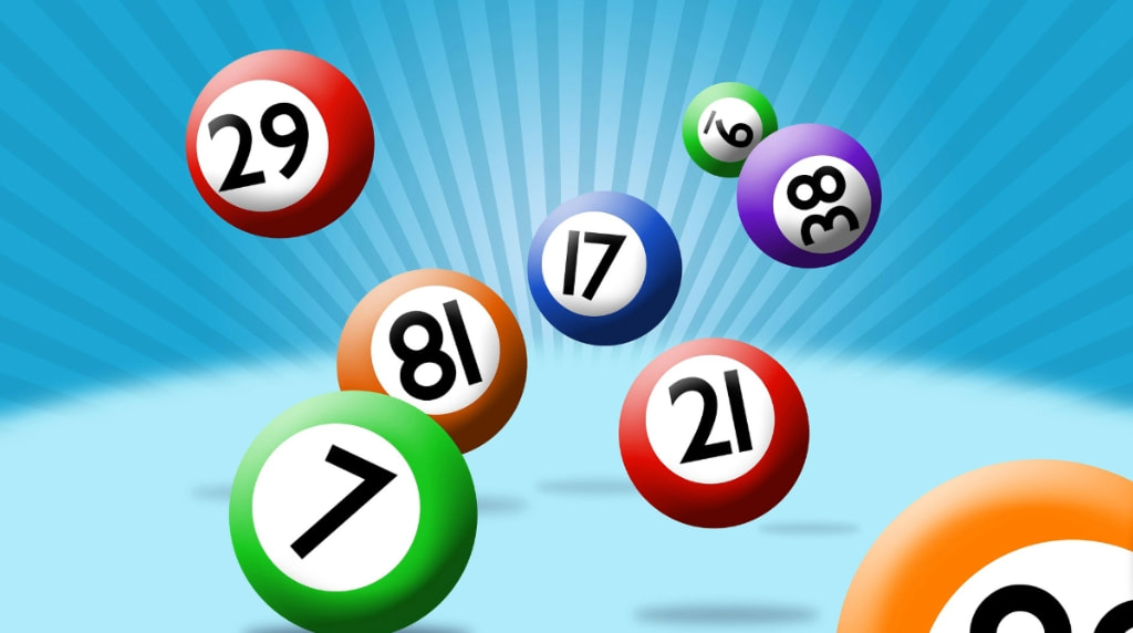 Sfere colorate con numeri del lotto su sfondo azzurro