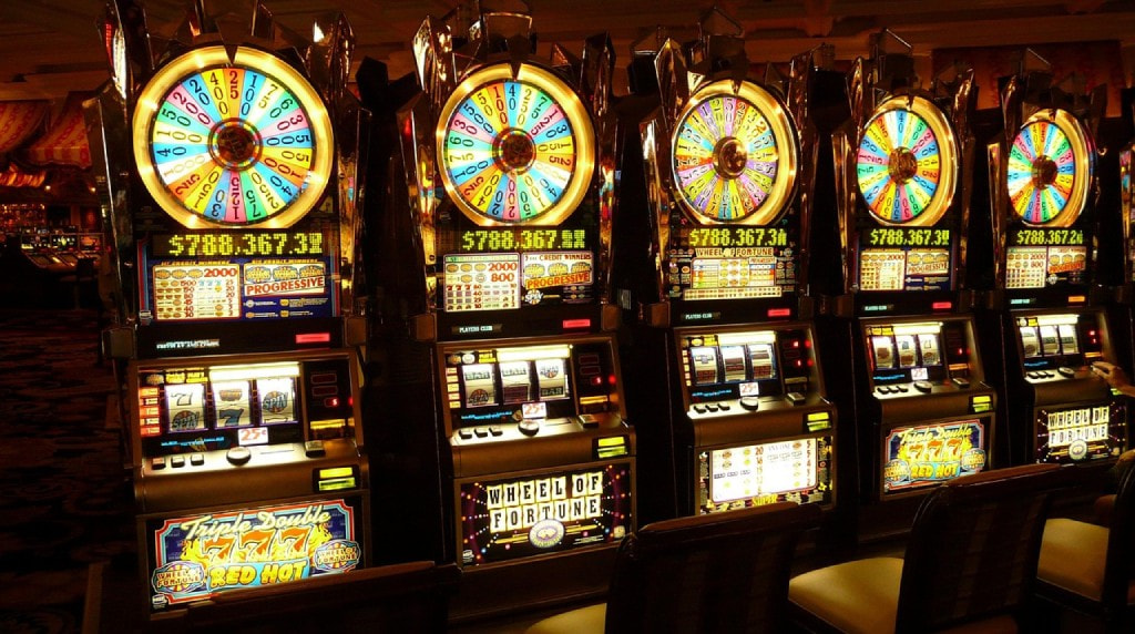 Slot machine illuminate in un casinò dal vivo
