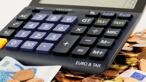 Una calcolatrice con monete e banconote in euro