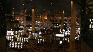 Ampia sala da casinò con slot machine e colonne
