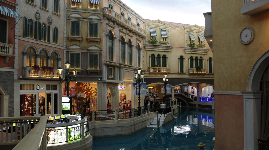 Riproduzione di Venezia con canali e negozi eleganti
