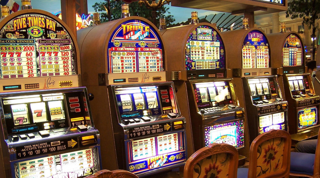Slot machine vintage in fila all’interno di un casinò.