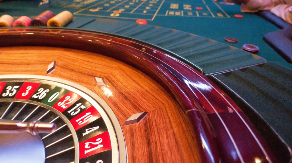 Tavolo da roulette con fiches e giocatori in azione