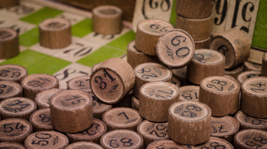 Cilindri numerati in legno su cartelle da bingo