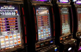 Quattro slot machine accese con rulli e jackpot